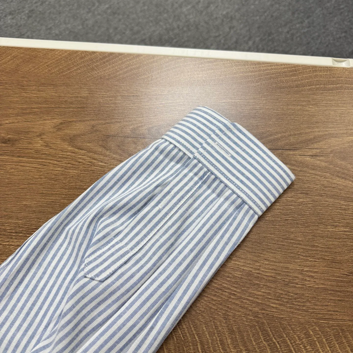 P190 Style No. B25 Ralph Lauren/Ralph Lauren classic colorful small label striped casual shirt 1️⃣Made of high-quality classic striped fabric, the upper body is soft and comfortable, extremely delicate, has a solid, smooth and soft feel. The fabric does not wrinkle, and the feel is invincible. The details are handled perfectly! 2️⃣Adopting the washing process, the workmanship details are perfectly controlled. They are all hemmed with vest technology, and the insides of the sleeves are also used. Different from the four-needle and five-thread workmanship, the collars are also all designed with interlining, showing high-end fashion and individuality, and the style is fashionable, simple and elegant! 3️⃣It is very youthful and energetic, and can be easily worn by both men and women. It is very in line with the fashion aesthetic concepts of today's young people! Color: Striped Blue Sizes: S, M, L, XL